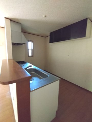 【キッチン】 | 椿森戸建 | ３ツ口コンロ・グリル付カウンターキッチン。