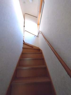 【その他】 | 椿森戸建 | 階段にも窓があります！