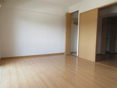 リエス西院の洋室