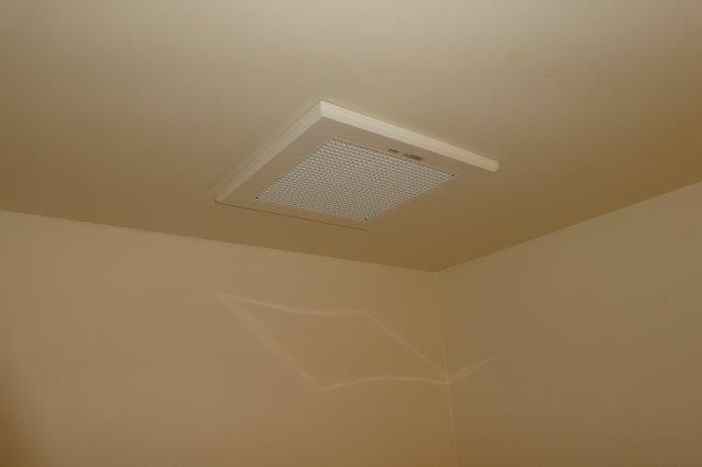 ラ・メゾン　ジョワイユーズの浴室|浴室換気扇