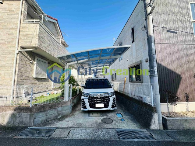 秦野市下大槻　中古住宅の駐車場