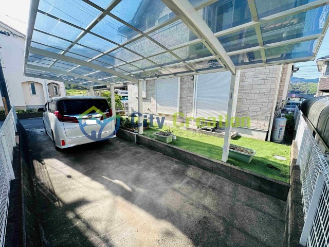 秦野市下大槻　中古住宅の駐車場