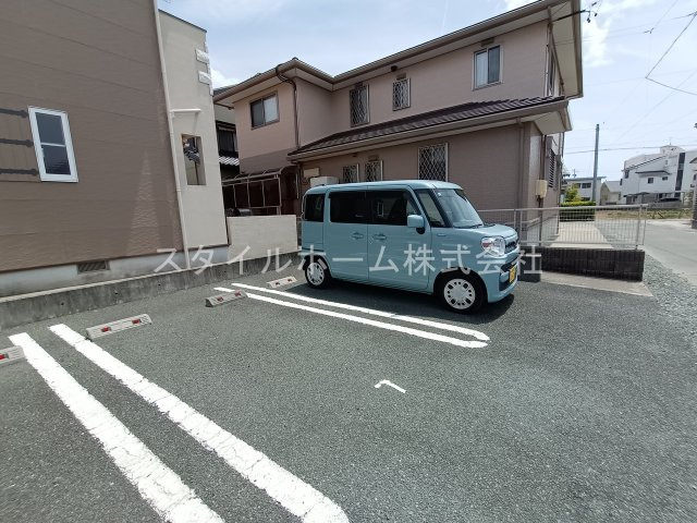 ポポラーレの駐車場