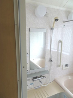 【浴室】 | 中古　京王相模原線　横浜線　相模線　橋本駅　相原4丁目 | ゆったり入れるサイズのゆとりの空間をご用意しました。キッチンから浴室の温度管理できる機能を備えた操作コントローラーもありコミュニケーションも充実。一日の疲れを癒してくれるバスタイムをお届けします。
