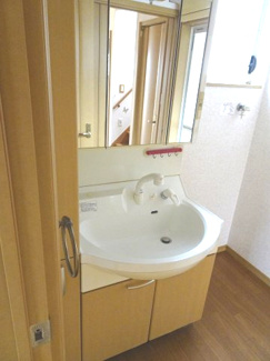 【独立洗面台】 | 中古　京王相模原線　横浜線　相模線　橋本駅　相原4丁目 | シャンプードレッサーは朝の寝ぐせ直しの強い味方、朝のシャンプーや日々のお手入れにも便利なシャワー付き洗面化粧台です三面鏡仕様ご家族揃って身支度可能なゆとりの洗面室シンプルなスタイルの洗面化粧台です。