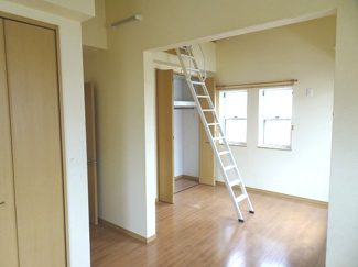 【洋室】 | 中古　京王相模原線　横浜線　相模線　橋本駅　相原4丁目 | 洋室は日当り・通風ともに良好です！明るい部屋はそれだけで気分が晴れやかになりますね。ひろびろとした洋室です。明るさ、通風も考えられた空間ですね。クローゼットもありますのでお部屋もスッキリ片付きます。