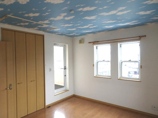 【洋室】 | 中古　京王相模原線　横浜線　相模線　橋本駅　相原4丁目 | 洋室は日当り・通風ともに良好です！明るい部屋はそれだけで気分が晴れやかになりますね。ひろびろとした洋室です。明るさ、通風も考えられた空間ですね。クローゼットもありますのでお部屋もスッキリ片付きます。