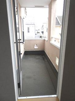 【バルコニー】 | 中古　京王相模原線　横浜線　相模線　橋本駅　相原4丁目 | 青空を見渡せるバルコニー。お天気がいい日は椅子をおいて読書なんてこともいいですね。
晴れた日には洗濯物も気持ちよく干せそうですね。
太陽の光が射し込むバルコニーは、洗濯物を干すのが楽しくなりますね。