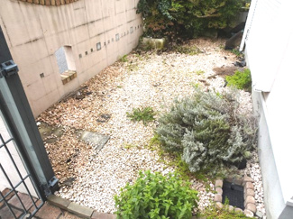 【庭】 | 中古　京王相模原線　横浜線　相模線　橋本駅　相原4丁目 | 庭には花や野菜が少し育ています。お時間が少し出来た時に時期によって花、野菜などを入れ替えてはいかがでしょうか。
または、庭を好きなようにご自分でアレンジしてみてはいかがでしょうか。