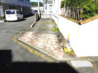 【駐車場】 | 中古　京王相模原線　横浜線　相模線　橋本駅　相原4丁目 | ワンボックスカーの需要が高まってきている中、駐車場の広さはお家選びの中で重要なポイントです。
お車２台駐車でき、すっきりスマートに駐車できます。1台は奥さん専用車で買い物、お子さんの送り迎えに
