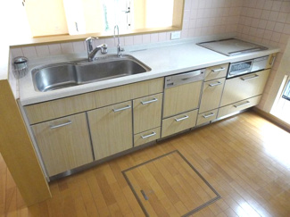 【キッチン】 | 中古　京王相模原線　横浜線　相模線　橋本駅　相原4丁目 | お料理をしながらでもご家族との会話を楽しめる対面キッチンです。リビングを見渡せる作りが人気です。普段どのような料理をするのかが楽しみなスペース広々としたサイズ、奥様の料理の腕前を披露してください。