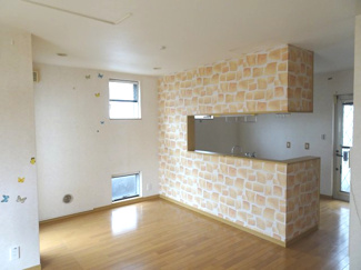 【居間・リビング】 | 中古　京王相模原線　横浜線　相模線　橋本駅　相原4丁目 | 休日はお陽さまの光をたっぷりととりこめるぽかぽかリビングで過ごしませんか。
広々としたリビング（南西）向きで陽当たり・風通し良好。
広々としたリビング家具の配置を考えるだけでワクワクしますね。
