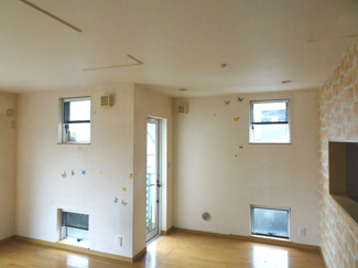 【居間・リビング】 | 中古　京王相模原線　横浜線　相模線　橋本駅　相原4丁目 | 休日はお陽さまの光をたっぷりととりこめるぽかぽかリビングで過ごしませんか。
広々としたリビング（南西）向きで陽当たり・風通し良好。
広々としたリビング家具の配置を考えるだけでワクワクしますね。
