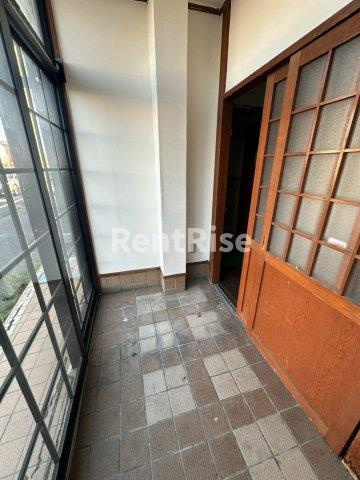 岩倉市大地町住居付店舗のエントランス