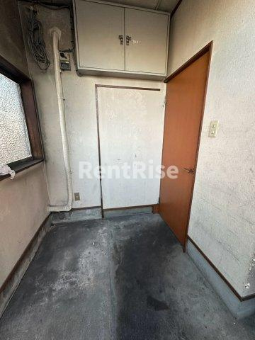 岩倉市大地町住居付店舗の玄関