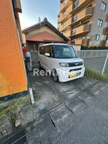 岩倉市大地町住居付店舗の駐車場