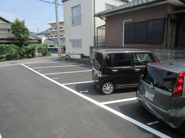 大津山シャインビルの駐車場