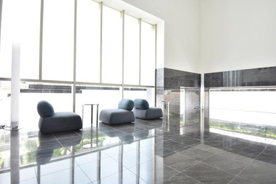 【エントランス】 | レジデンス梅田ローレルタワー | 明るく、開放的なエントランスが有るペット飼育可能(管理規約有)なマンションです