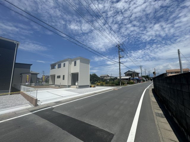 新築　前橋市上増田町第2　Livele Garden.S　1号棟の前面道路含む現地写真|現地写真　東側接道幅員約6.7ｍ　北側接道幅員約4ｍ	