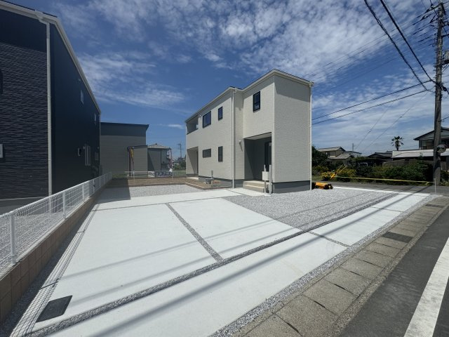 新築　前橋市上増田町第2　Livele Garden.S　1号棟の駐車場|現地写真　 駐車スペース広々！並列で３台+1台置けます♪					
