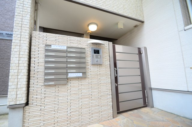 フジパレス西加賀屋のエントランス|落ち着いたエントランスです