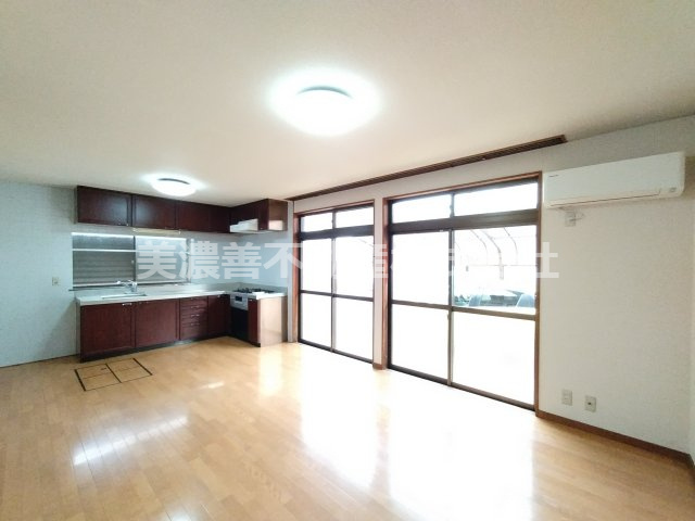 ６３１００　岐阜市太郎丸事業用貸家の居間・リビング