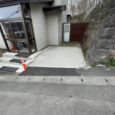室蘭市増市町1丁目14-12戸建の駐車場