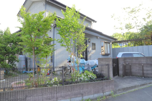 【外観】 | 土地を買う際、住む地域の自治体や福祉の補助制度にも注目してみましょう。子供や老人の医療補助やゴミ出しのルールなど、自治体によってルールに大きな違いがあるため、暮らしやすい土地で判断するとよいでしょう。