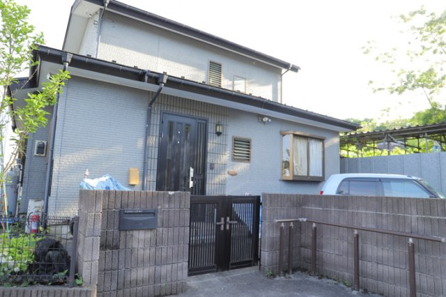 【外観】 | 人が暮らすうえで日光は大切な要素となります。日当たりの良さは譲れないポイントですね。併せて近くに大きな建築物の建築予定がないか、あるいはそれが可能な土地が近くにないか事前に確認することもお勧めします。