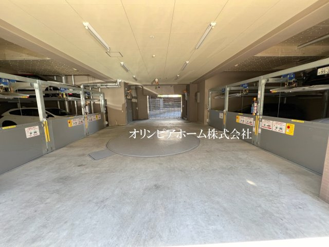 コスモ向島ロイヤルフォルム　3階　新　規　リ　ノベーションの駐車場