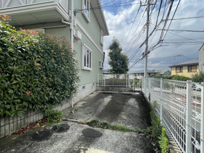 【駐車場】 | エルムヒルD【SHM】 | いつでも目の届く敷地内に駐車場を完備しています♪荷物がかさばりがちなお買物にも、車があると便利ですよね☆