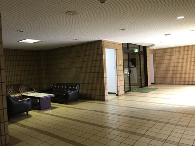 【エントランス】 | ライオンズマンション上町 | エントランスには休憩スペースもあります◎