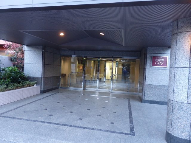 武蔵野市中町１丁目の賃貸マンションのエントランス