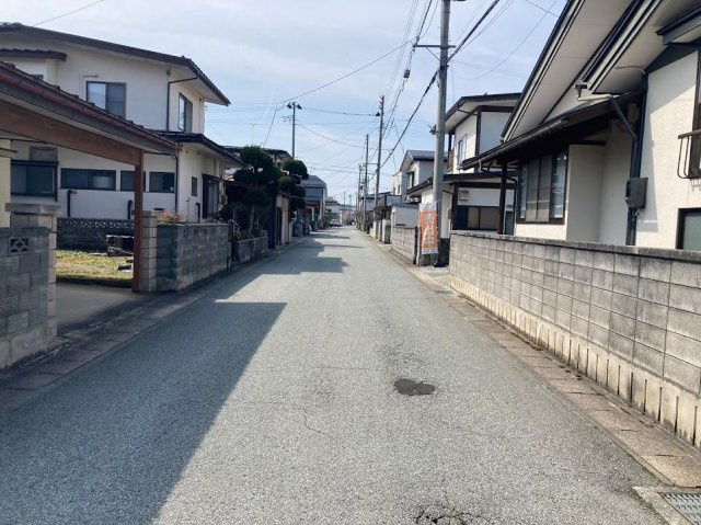 天童市田鶴町中古住宅【４LDK 】の前面道路含む現地写真|前面道路