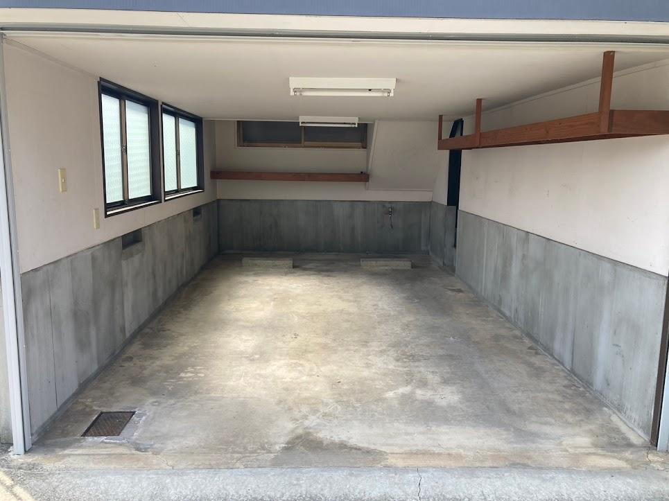 天童市田鶴町中古住宅【４LDK 】の駐車場|ビルトインのガレージあります。シャッター付きで防犯面も安心です。