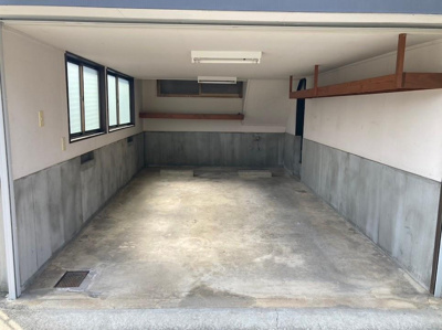 【駐車場】 | 天童市田鶴町中古住宅【４LDK 】 | ビルトインのガレージあります。シャッター付きで防犯面も安心です。