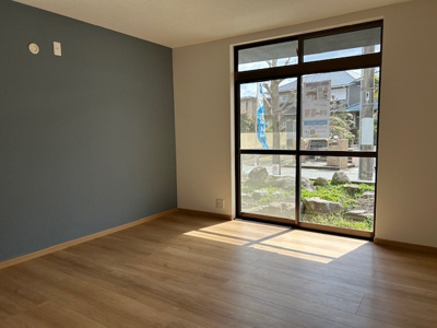 【洋室】 | 泉台７丁目　中古戸建 | 1階洋室約8.0帖　南向きで陽当り・通風良好です。