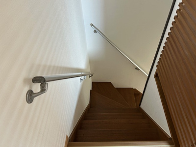 【設備】 | 泉台７丁目　中古戸建 | 階段には手すりがついております。