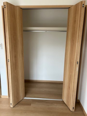 【収納】 | 泉台７丁目　中古戸建 | 大きなクローゼットでお部屋が広くお使い頂けます。