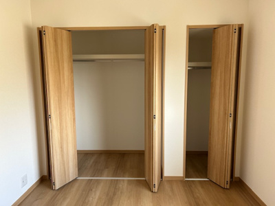 【収納】 | 泉台７丁目　中古戸建 | 大きなクローゼットでお部屋が片付きます。