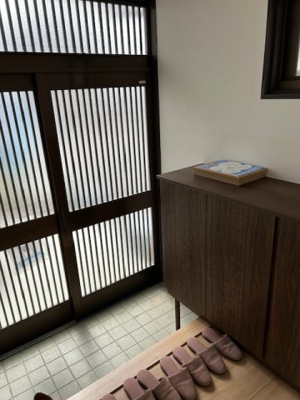 【玄関】 | 泉台７丁目　中古戸建 | 和風な玄関で趣があります。