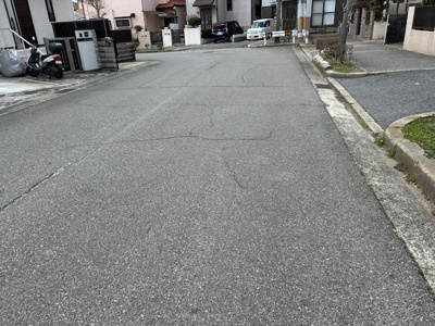 【前面道路含む現地写真】 | 泉台７丁目　中古戸建 | 南西角地で陽当り・通風良好です。開放感がございます。