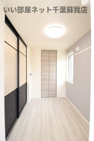 D-room末広2丁目の寝室|広くて明るい寝室