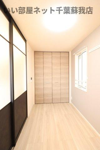 D-room末広2丁目の寝室|広くて明るい寝室