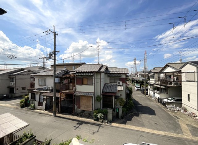 【展望】 | 伏見区向島上林町　築後未入戸建 | 玄関を出た目の前は《T字路》になっているのでとても開放的なポジションです。2階には3部屋の寝室があり、いずれも2面採光で明るく快適な室内となっています。