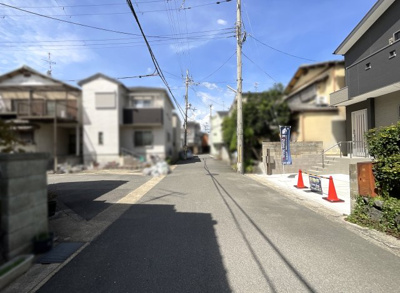 【前面道路含む現地写真】 | 伏見区向島上林町　築後未入戸建 | 広い前道なので、ゆっくり落ち着いて駐車して頂けます。運転が苦手な方は大変助かりますよ。
