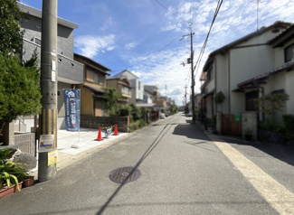 【前面道路含む現地写真】 | 前道幅員6ｍと余裕のある住宅街で、車通りも少なく静かに暮らせます(*´▽｀*)駐車スペースは2台あり《普通車と小型車》が可能です。奥様のお車も持てますね！