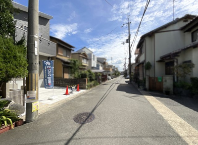 【前面道路含む現地写真】 | 伏見区向島上林町　築後未入戸建 | 前道幅員6ｍと余裕のある住宅街で、車通りも少なく静かに暮らせます(*´▽｀*)駐車スペースは2台あり《普通車と小型車》が可能です。奥様のお車も持てますね！