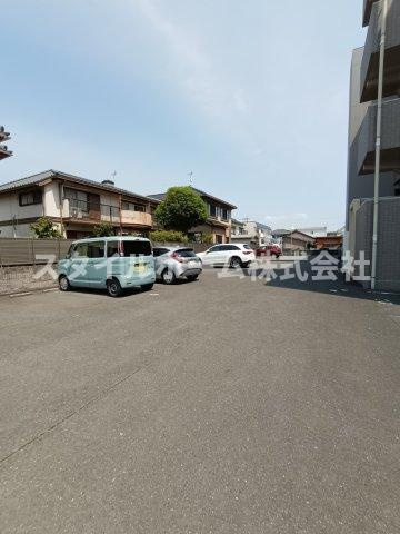 リベルテONEの駐車場