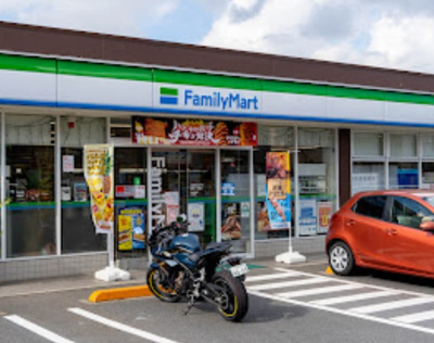 【周辺】 | グリーンヒルズ | ファミリーマート 田柄一丁目店まで400ｍ